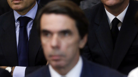 Los expresidentes de la Generalitat, Francisco Camps y Alberto Fabra tras el expresidente del Gobierno José María Aznar durante la misa funeral por la exalcaldesa de Valencia Rita Barberá. EFE/Kai Försterling