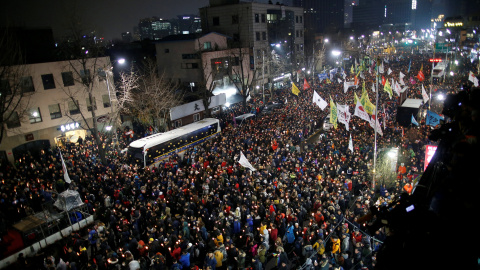 Una de las masivas manifestaciones convocadas contra la presidenta surcoreana Park Geun-hye para pedir su dimisión. REUTERS/Kim Hong-Ji Una de las masivas manifestaciones convocadas contra la presidenta surcoreana Park Geun-hye para pedir su dimisión. REUTERS/Kim Hong-Ji