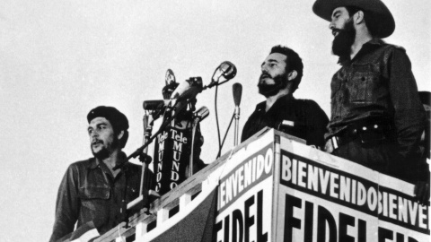 Fidel Castro pronuncia un discurso junto a Camilo Cienfuegos y Ernesto Che Guevara en La Habana (8 de enero de 1959) / AFP Fidel Castro pronuncia un discurso junto a Camilo Cienfuegos y Ernesto Che Guevara en La Habana (8 de enero de 1959) / AFP