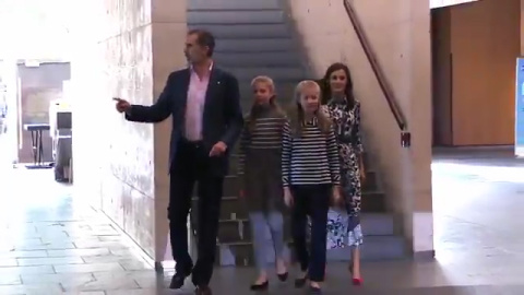 Los Reyes y sus hijas, coordinados en su looks en Barcelona Los Reyes y sus hijas, coordinados en su looks en Barcelona
