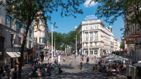La reforma del distrito vienés de Mariahilfer con parámetros de urbanismo feminista ganó espacio para el peatón y creó zonas de socialización con bancos. La reforma del distrito vienés de Mariahilfer con parámetros de urbanismo feminista ganó espacio para el peatón y creó zonas de socialización con bancos.
