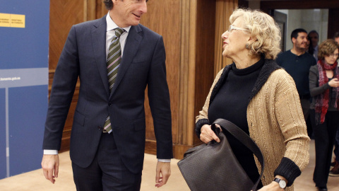 El ministro de Fomento, Íñigo Gómez de la Serna, junto a la alcaldesa de Madrid, Manuela Carmena, a su llegada a la rueda de prensa conjunta que han ofrecido tras la reunión que han mantenido sobre el futuro de la operación urbanística en C El ministro de Fomento, Íñigo Gómez de la Serna, junto a la alcaldesa de Madrid, Manuela Carmena, a su llegada a la rueda de prensa conjunta que han ofrecido tras la reunión que han mantenido sobre el futuro de la operación urbanística en C