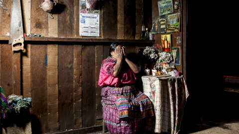 Vicenta tiene 64 años y vive en San Jorge de la Laguna. Durante los años del genocidio guatemalteco, ella y su familia se trasladaron a la Ciudad de Guatemala para huir de la limpieza étnica. Ahora es ciega y depende de su hija./ G. G.