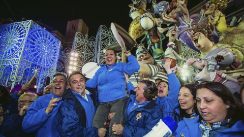 La falla Cuba-Literato Azorín se ha alzado con el primer premio de la sección Especial de las Fallas de Valencia gracias a la obra 'Calla, canalla', del artista Carlos Carsí y basada en el arte del piropo y sus consecuencias. EFE/Gustavo Gr