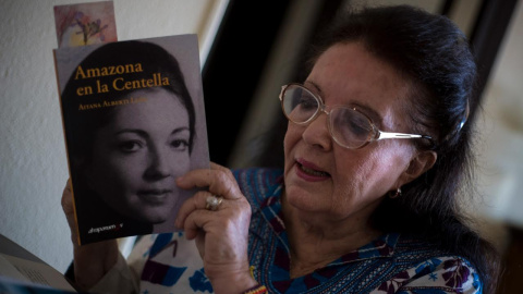 Aitana Alberti recita uno de los poemas que incluye en 'Contra viento y marea', su primera antología poética Aitana Alberti recita uno de los poemas que incluye en 'Contra viento y marea', su primera antología poética