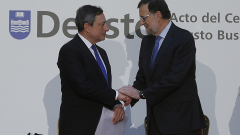 El presidente del Gobierno, Mariano Rajoy, saluda al presidente del Banco Central Europeo (BCE), Mario Draghi, en la Real Academia de Bellas Artes de San Fernando, donde asistieron a los actos del Centenario Deusto Business School. EFE/Juan El presidente del Gobierno, Mariano Rajoy, saluda al presidente del Banco Central Europeo (BCE), Mario Draghi, en la Real Academia de Bellas Artes de San Fernando, donde asistieron a los actos del Centenario Deusto Business School. EFE/Juan
