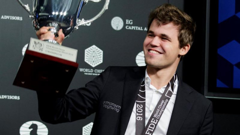 Magnus Carlsen levanta el trofeo que le acredita como campeón del mundo de ajedrez. /EFE
