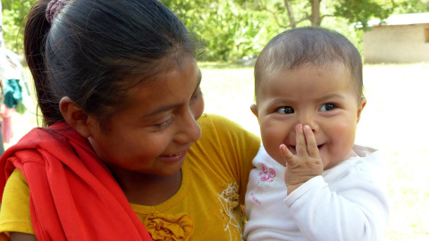 Una chica menor de edad con su hijo, en Honduras. Una chica menor de edad con su hijo, en Honduras.