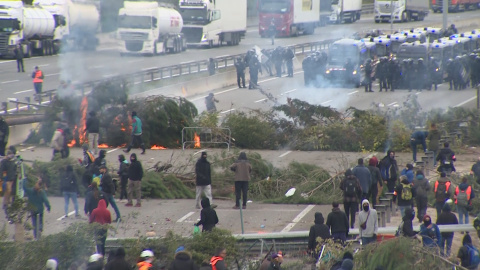 Los Mossos desbloquean los cortes en la AP-7 en Salt (Girona) Los Mossos desbloquean los cortes en la AP-7 en Salt (Girona)