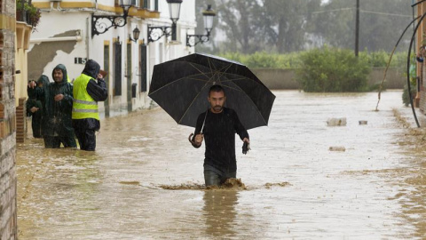 Imagen del temporal en Málaga este domingo / EFE Imagen del temporal en Málaga este domingo / EFE