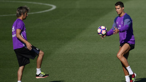 Los jugadores portugueses del Real Madrid Fabio Coentrao y Cristiano Ronaldo en un entrenamiento en Valdebebas. AFP / Pierre-Philippe Marcou Los jugadores portugueses del Real Madrid Fabio Coentrao y Cristiano Ronaldo en un entrenamiento en Valdebebas. AFP / Pierre-Philippe Marcou