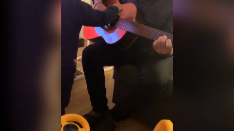 Rayden toca la guitarra junto a un niño pequeño Rayden toca la guitarra junto a un niño pequeño
