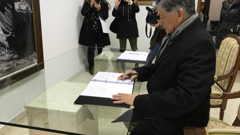El embajador de Ecuador firmando el libro de condolencias en la Embajada de Cuba en Madrid. / PÚBLICO