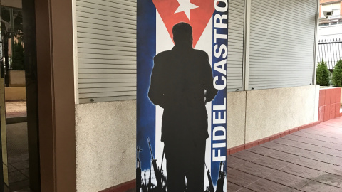 Cartel con la silueta de Fidel Castro en la Embajada de Cuba en Madrid. / PÚBLICO