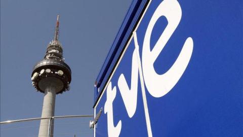 Logotipo de TVE frente a Torre España, Madrid. Logotipo de TVE frente a Torre España, Madrid.