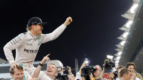 El alemán Nico Rosberg celebrando su título de campeón del mundo de F1 en Abu Dhabi el pasado domingo. /EFE El alemán Nico Rosberg celebrando su título de campeón del mundo de F1 en Abu Dhabi el pasado domingo. /EFE