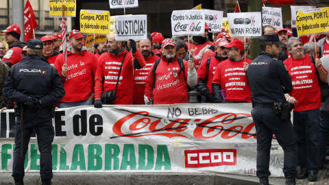 Trabajadores de Coca-Cola durante la concentración que han protagonizado ante la sede nacional del PP, en la que han estado acompañados por el líder de Podemos, Pablo Iglesias. EFE/Chema Moya Trabajadores de Coca-Cola durante la concentración que han protagonizado ante la sede nacional del PP, en la que han estado acompañados por el líder de Podemos, Pablo Iglesias. EFE/Chema Moya