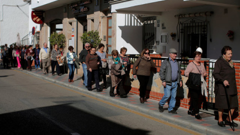 Un grupo de pensionistas europeos pasea por la Cala de Mijas (Málaga) el pasado 17 de novimebre. | JON NAZCA (REUTERS) Un grupo de pensionistas europeos pasea por la Cala de Mijas (Málaga) el pasado 17 de novimebre. | JON NAZCA (REUTERS)