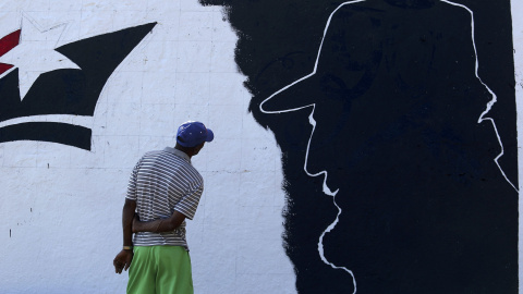 Un hombre mira un mural de Fidel Castro en las afueras de Santiago de Cuba. REUTERS Un hombre mira un mural de Fidel Castro en las afueras de Santiago de Cuba. REUTERS