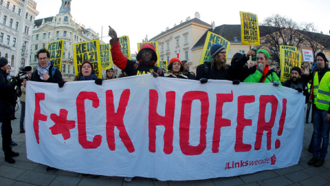 Una manifestación contra Hofer en Viena este sábado. REUTERS/Heinz-Peter Bader
