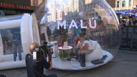 Fans de Malú acompañan a la cantante en la presentación de Oxígeno Fans de Malú acompañan a la cantante en la presentación de Oxígeno