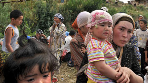 El conflicto de Asia Central provoca que miles de refugiados huyan por la violencia étnica. / AFP