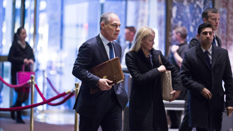 El procurador general de Oklahoma, Scott Pruitt (i), a su llegada a la Trump Tower para reunirse con el presidente estadounidense electo, Donald Trump, en Nueva York, Estados Unidos, hoy 7 de diciembre de 2016. EFE/John Taggart POOL