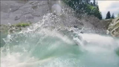 Esquí acuático extremo en el lago de una cantera abandonada en Austria Esquí acuático extremo en el lago de una cantera abandonada en Austria