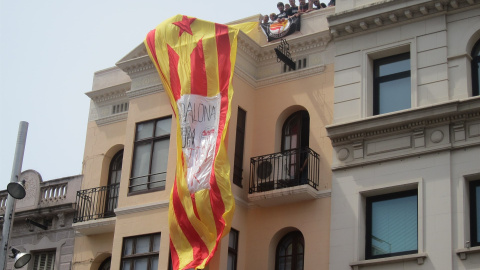 Varias personas despliegan una estelada en un edificio en Badalona, Varias personas despliegan una estelada en un edificio en Badalona,
