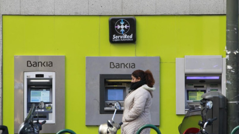 Cajeros automáticos de una oficina de Bankia en Madrid. E.P.