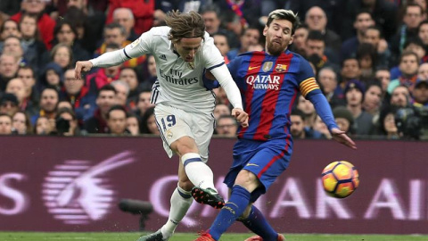 Modric dispara ante Messi en el clásico del sábado en el Camp Nou. /EFE Modric dispara ante Messi en el clásico del sábado en el Camp Nou. /EFE