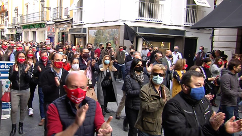 Hosteleros llenan las calles al grito de 'Sin ayudas, nos arruinan'
Hosteleros llenan las calles al grito de 'Sin ayudas, nos arruinan'