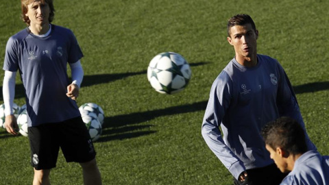 El delantero portugués del Real Madrid Cristiano Ronaldo (d) y su compañero el centrocampista croata Luka Modric (i), durante el entrenamiento previo al partido de Champions. /EFE El delantero portugués del Real Madrid Cristiano Ronaldo (d) y su compañero el centrocampista croata Luka Modric (i), durante el entrenamiento previo al partido de Champions. /EFE