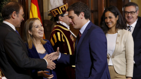 El líder de Ciudadanos, Albert Rivera, saluda a los presidentes del Congreso, Ana Pastor, y del Senado, Pío García-Escudero, durante el acto celebrado en la Cámara Baja con motivo del 38 aniversario de la Constitución. EFE/Chema Moya El líder de Ciudadanos, Albert Rivera, saluda a los presidentes del Congreso, Ana Pastor, y del Senado, Pío García-Escudero, durante el acto celebrado en la Cámara Baja con motivo del 38 aniversario de la Constitución. EFE/Chema Moya