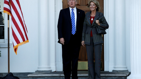Donald Trump con Betsy DeVos, designada como secretaria de Educación. REUTERS/Mike Segar