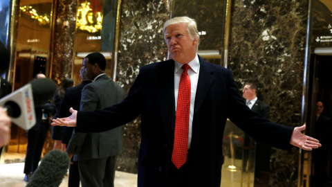 El presidente electo de EEUU, Donald Trump, hace unas declaraciones a los periodistas en el vestíbulo de la Trump Tower, en Manhattan (Nueva York), donde reside. REUTERS/Brendan McDermid El presidente electo de EEUU, Donald Trump, hace unas declaraciones a los periodistas en el vestíbulo de la Trump Tower, en Manhattan (Nueva York), donde reside. REUTERS/Brendan McDermid