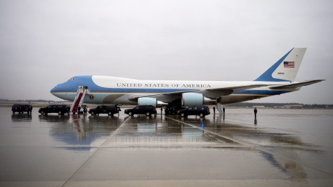 Vista del Air Force One en la base de Andrews, Maryland, Estados Unidos hoy 6 de diciembre de 2016. El presidente electo, Donald Trump, anunció la necesidad de cancelar una orden para fabricar un nuevo modelo del "Air Force One" y que, segú Vista del Air Force One en la base de Andrews, Maryland, Estados Unidos hoy 6 de diciembre de 2016. El presidente electo, Donald Trump, anunció la necesidad de cancelar una orden para fabricar un nuevo modelo del "Air Force One" y que, segú
