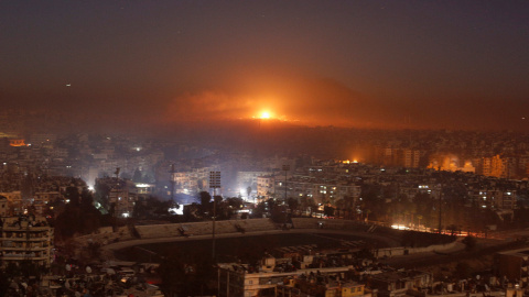 El humo y el fuego asoma en las zonas controladas por los rebeldes en Alepo. REUTERS El humo y el fuego asoma en las zonas controladas por los rebeldes en Alepo. REUTERS