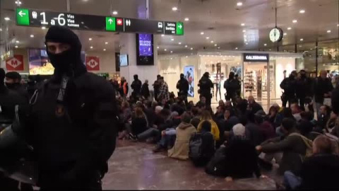 Los Mossos evitan que los CDR bloqueen la estación de Sants Los Mossos evitan que los CDR bloqueen la estación de Sants