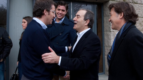 Alberto Núñez Feijóo saluda a Raúl López tras un partido del Obradoiro en marzo de 2011./ XUNTA DE GALICIA Alberto Núñez Feijóo saluda a Raúl López tras un partido del Obradoiro en marzo de 2011./ XUNTA DE GALICIA