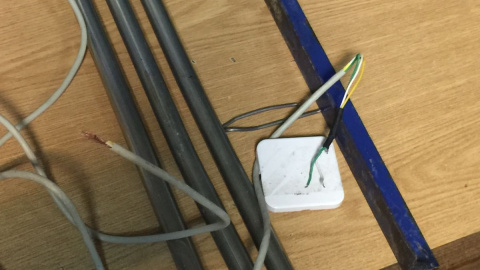 Barras de hierro y cable incautados por la Policía a los internos del CIE de Aluche. Barras de hierro y cable incautados por la Policía a los internos del CIE de Aluche.