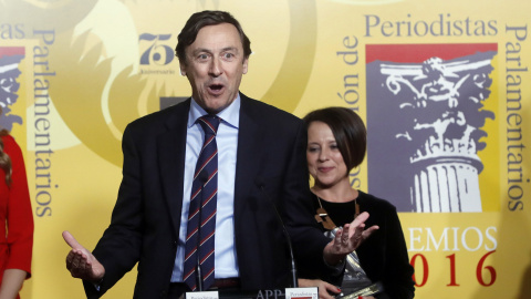El portavoz del PP en el Congreso, Rafael Hernanado, recibe el galardón Azote de la Oposición, durante la entrega de los Premios Parlamentarios, organizada por la Asociación de Periodistas Parlamentarios (APP),en el hotel Palace, en Madrid.