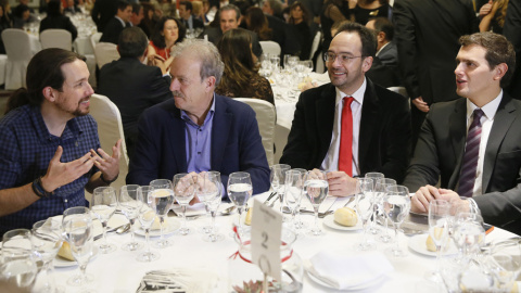 El secretario general de Podemos, Pablo Iglesias, el periodista Manuel Campo Vidal, el portavoz del PSOE en el Congreso, Antonio Hernando y el presidente de Ciudadanos, Albert Rivera, durante la cena del acto de entrega de los Premios de Re