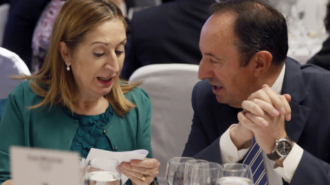 La presidenta del Congreso, Ana Pastor, y el vicepresidente del Senado, Pedro Sanz, durante la cena previa a la entrega de los Premios Parlamentarios, organizada por la Asociación de Periodistas Parlamentarios (APP), en el hotel Palace, en 