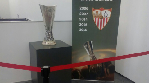 Trofeo de la Europa League del Sevilla expuesto en el Museo del Deporte.