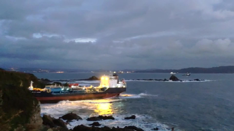 El buque 'Blue Star' permanece encallado en la costa de Ares El buque 'Blue Star' permanece encallado en la costa de Ares