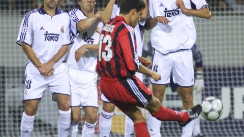 Ballack lanza una falta en un partido contra el Real Madrid en la Champions del año 2000.