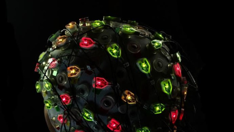 Estimulacion: Las luces de colores en este gorro para la estimulación del cerebro indican la calidad de los contactos entre los electrodos y el cuero cabelludo. -WYSS CENTER Estimulacion: Las luces de colores en este gorro para la estimulación del cerebro indican la calidad de los contactos entre los electrodos y el cuero cabelludo. -WYSS CENTER