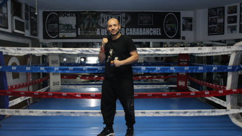 Giova posa ante el ring del Club Boxeo Carabanchel. /J. L. RECIO Giova posa ante el ring del Club Boxeo Carabanchel. /J. L. RECIO