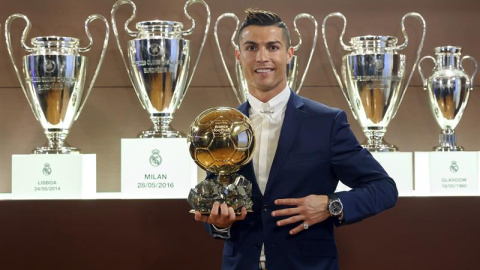 Cristiano Ronaldo en la Sala de Juntas del estadio Santiago Bernabéu con su cuarto Balón de Oro, lo que le sitúa a uno del argentino del Barcelona Lionel Messi. EFE Cristiano Ronaldo en la Sala de Juntas del estadio Santiago Bernabéu con su cuarto Balón de Oro, lo que le sitúa a uno del argentino del Barcelona Lionel Messi. EFE